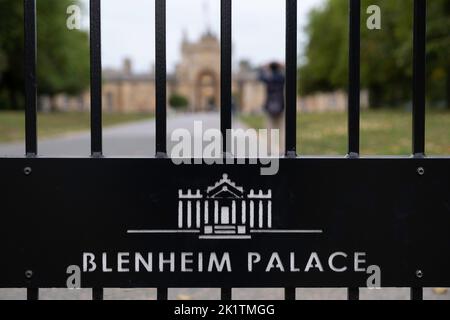 Eingangstor mit Schild und Logo zum Blenheim Palace in Woodstock, Oxfordshire, Großbritannien Stockfoto