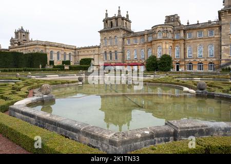 Wassergarten mit Terrassen des Blenheim Palace, einem monumentalen Landhaus in England. Palast spiegelte sich im Wasser. Unesco-Weltkulturerbe Stockfoto