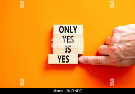 Nur ja ist ja Symbol. Konzept Worte nur ja ist ja auf Holzblöcken auf einem schönen orangen Tisch orange Hintergrund. Geschäftsmann Hand. Business, Psyc Stockfoto