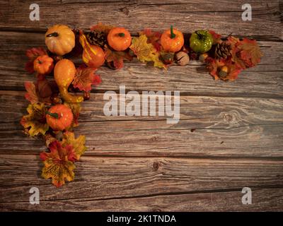 Herbstkomposition . Kürbisse, getrocknete Blätter auf Holzgrund. Herbstherbst halloween Konzept. Speicherplatz kopieren Stockfoto