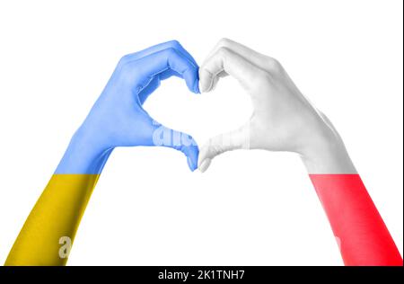 Hände in den Farben der ukrainischen und polnischen Fahnen, die Herzform auf weißem Hintergrund bilden Stockfoto