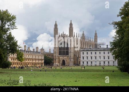 King's College Cambridge mit Aktivitäten in den Gärten wie Rudern, Heiraten, Feiern und Spielen in den Gärten und dem Fluss Cam Stockfoto