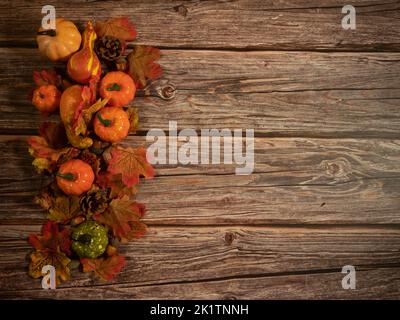 Herbstkomposition . Kürbisse, getrocknete Blätter auf Holzgrund. Herbstherbst halloween Konzept. Speicherplatz kopieren Stockfoto