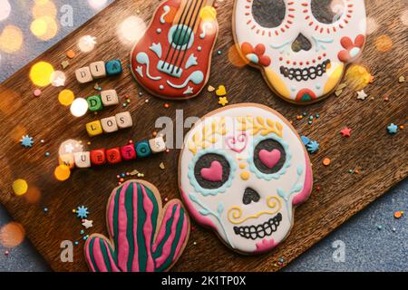 Kekse für Mexikos Tag der Toten (El Dia de Muertos) auf Holzbrett Stockfoto