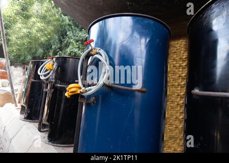 Hybrid Gas Electric Tandoor DIY Clay Ofen auch Desi Mitti Ka Tandoor Chulha Bhatti zum Backen von Roti, Naan, Tikka, Tandoori Kabab oder Nan verwendet Stockfoto