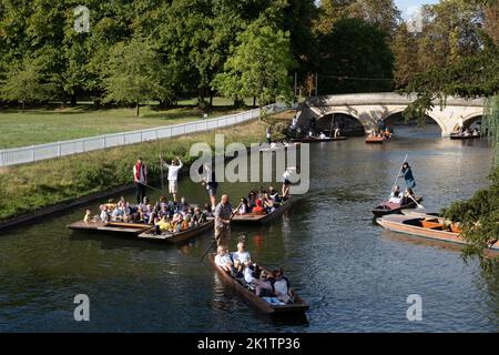 Punting on the River Cam by Trinity Bridge at Cambridge University, Cambridgeshire, England, UK Stockfoto