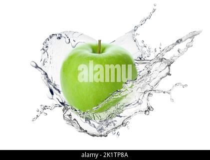Frischer grüner Apfel und Wasserspritzer auf weißem Hintergrund Stockfoto