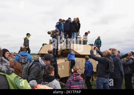 Mosnov, Tschechische Republik, Tschechien - 17. September 2022: Kinder, Kinder und Zivilpersonen auf Militärshow und Ausstellung. Menge auf dem Panzer von der US-Armee. Stockfoto