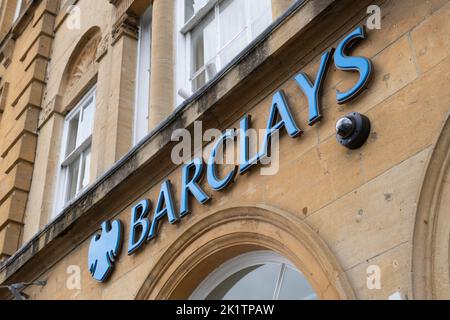 Fassade einer Barclays Bank Niederlassung mit Überwachungskamera an der High Street in Chipping Norton, Oxfordshire Stockfoto