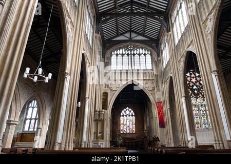 Innenraum der Pfarrkirche der Heiligen Jungfrau Maria mit dem beleuchteten Obergeschoss des Kirchenschiffs in Chipping Norton, Oxfordshire, Großbritannien Stockfoto