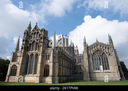 Blick auf die anglikanische Ely Cathedral, ehemals die Cathedral Church of the Holy and Undivided Trinity in Cambridgeshire, Großbritannien Stockfoto