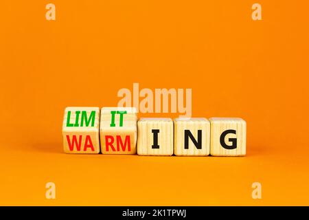 Symbol für Begrenzung der globalen Erwärmung. Konzept Worte Begrenzung und Erwärmung auf Holzwürfel. Schöne orange Tisch orange Hintergrund. Globale Geschäftseinschränkungsunternehmen Stockfoto