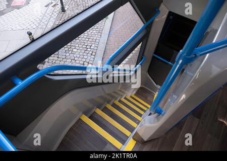 Interieur eines modernen Doppeldeckerbusses mit Treppen in einer Treppe, die zwischen den Decks führt Stockfoto