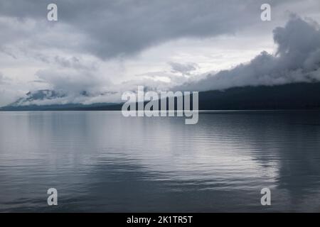 Stürmischer Himmel über Lake McDonald; Glacier National Park; Montana; USA Stockfoto