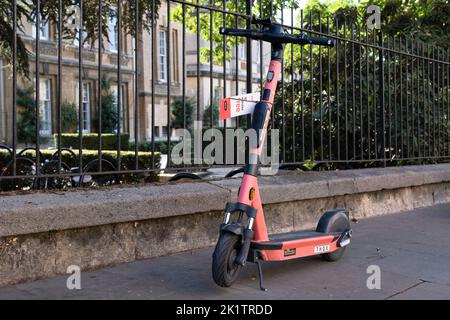 Gemeinsame E-Scooter oder E-Steps der Firma VOI zur Miete in einer Straße in Oxford, England. E-Mobilität Stockfoto