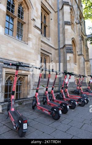 Gemeinsame E-Scooter oder E-Steps der Firma VOI zur Miete in einer Straße in Oxford, England. E-Mobilität Stockfoto