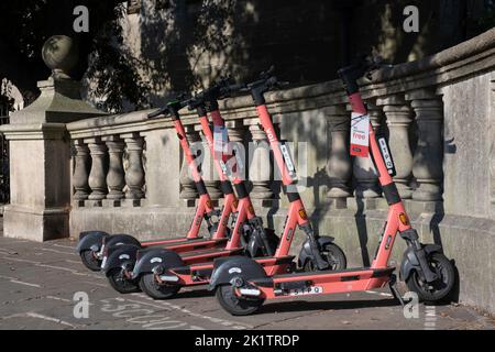 Gemeinsame E-Scooter oder E-Steps der Firma VOI zur Miete in einer Straße in Oxford, England. E-Mobilität Stockfoto