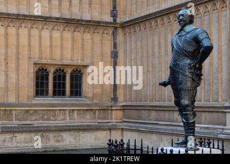 Statue von William Herbert, dem Earl of Pembroke, vor dem Bodleian-Hof am Eingang der Göttlichkeitsschule, Oxford, Oxfordshire, England Stockfoto