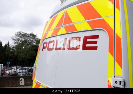 Rückseite eines Polizeibusses in einer Straße im Zentrum von Windsor, Großbritannien Stockfoto