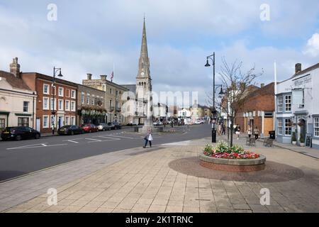 Das Zentrum von St. Ives mit Platz, Geschäften und der Allerheiligen-Kirche, der Pfarrkirche St. Ives, Cambridgeshire, England Stockfoto