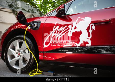 Lviv, Ukraine - 30. Juni 2019: Jaguar i-Pace-Charging auf dem Leopolis Jazz Fest 2019. Stockfoto