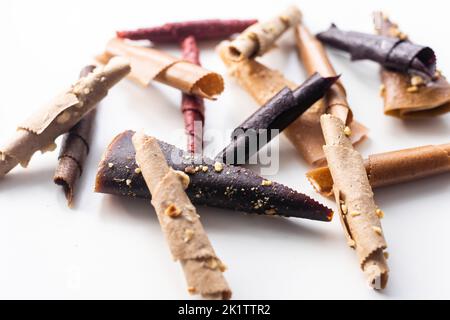 Obstpastilien isoliert auf weißem Hintergrund. Obst-Roll-ups aus Himbeere, Äpfeln, Orange und Johannisbeere. Stockfoto