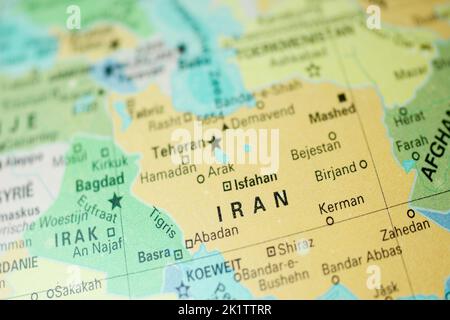 Iran auf der Welt oder Karte. Text des Iran, Land, in dem Proteste nach dem Tod der jungen iranischen Kurdenfrau Mahsa Amini stattfanden. Stockfoto