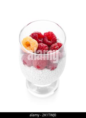 Glas mit köstlichem Chiasamen-Pudding und Himbeere auf weißem Hintergrund Stockfoto