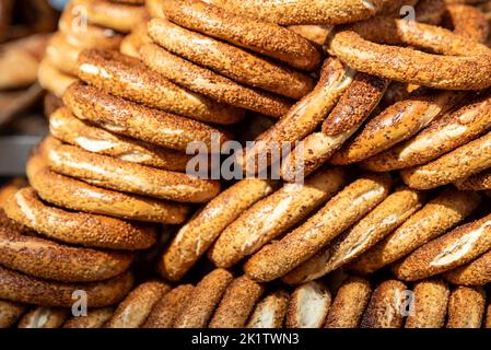 Türkischer Fast-Food-Bagel namens Simit. Türkischer Bagel Simit mit Sesam. Stockfoto