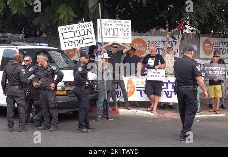 Die Polizei wacht über die Teilnahme israelischer Friedensaktivisten an einem Protest vor der Bleich-Schule gegen den Besuch des rechtsextremen Gesetzmachers Itamar Ben-Gvir in der Schule am 20. September 2022 in Ramat Gan, Israel. Die Bleich High School hält vor jeder Wahl eine Scheinwahl und ein Gremium ab, das Mitglieder aller Parteien zur Teilnahme einlädt. Die High School hat sich den Ruf erworben, die Ergebnisse früherer Knesset-Wahlen präzise vorherzusagen. Stockfoto