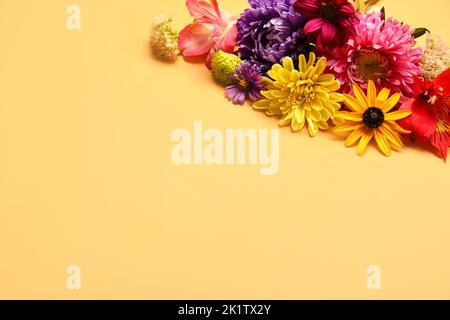 Helle Herbstblumen auf orangefarbenem Hintergrund Stockfoto