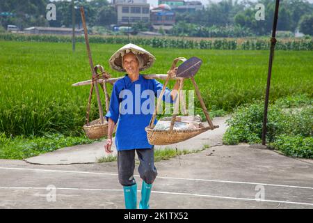 Eine alte Frau lächelt mit schiefen Zähnen im ländlichen Dorf Yiling, Nanning, Guangxi, China. NMR Stockfoto