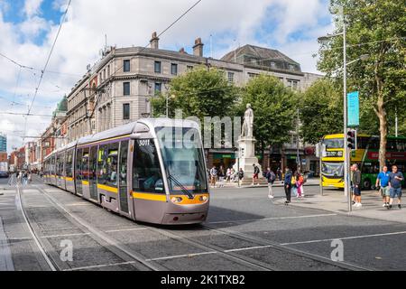 LUAS-Straßenbahn, die im Stadtzentrum von Dublin, Irland, fährt. Stockfoto
