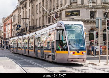LUAS Straßenbahn im Stadtzentrum von Dublin Richtung Tallaght, Irland. Stockfoto