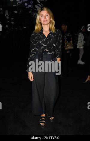 London, Großbritannien. 20. September 2022. Sharon Horgan in der ersten Reihe während der Richard Quinn Fashion Show, die im Rahmen der London Fashion Week in der Lindley Hall stattfand. Bilddatum: Dienstag, 20. September 2022. Bildnachweis sollte lauten: Matt Crossick/Empics/Alamy Live News Stockfoto