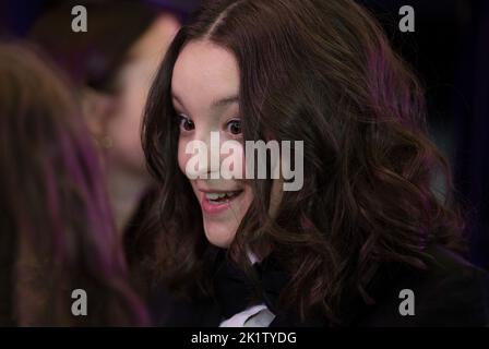 Bella Ramsey nimmt an der britischen Premiere von Birdy Red Carpet Arrivals im Curson Mayfair in London Teil. Bilddatum: Dienstag, 20. September 2022. Stockfoto