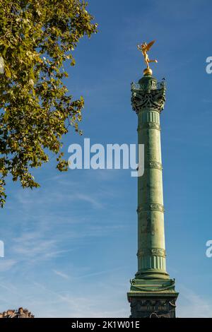 Die Julisäule ist eine monumentale Säule in Paris, die an die Revolution von 1830 erinnert. Es befindet sich im Zentrum des Place de la Bastille. Stockfoto