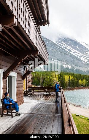 Außenansicht der Terrasse mit Blick auf Swiftcurrent Lake; Many Glacier Hotel; Glacier National Park; Montana; USA Stockfoto