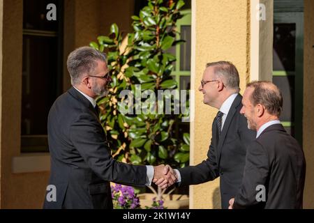 S.E. Mark Glauser - der kanadische Hochkommissar wird von Premierminister Anthony Albanese zu Ehren von Königin Elizabeth II. In der Lodge begrüßt Stockfoto