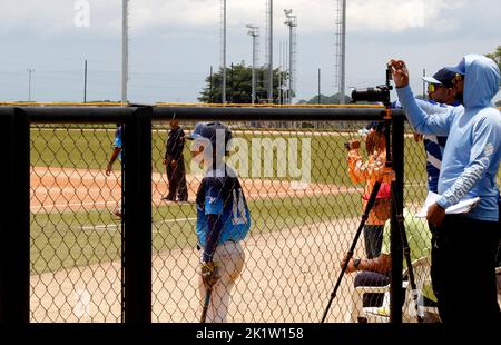 San Joaquin, Carabobo, Venezuela. 20. September 2022. 20. September 2022. Tausendsechshundert Major League-Interessenten treten beim Maltin Polar Cup an, der im Sportentwicklungszentrum von Polar Companies stattfindet. Scouts aus verschiedenen Major League Teams sind anwesend und beobachten die Aussichten, von wo aus eine große Ernte erwartet wird, um die Major League Trainingslager zu besuchen. In San Joaquin, Bundesstaat Carabobo. Foto: Juan Carlos Hernandez (Bild: © Juan Carlos Hernandez/ZUMA Press Wire) Stockfoto