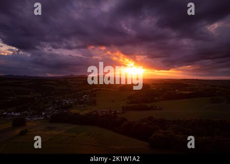 Luftaufnahme der Landschaft in den warmen Tönen des Sonnenuntergangs in Deutschland, dramatischer Himmel Stockfoto