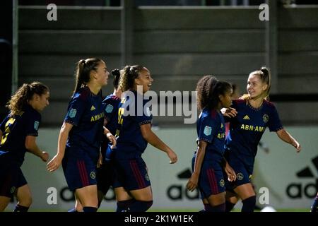 BOREHAMWOOD, ENGLAND - 20. SEPTEMBER: Chasity Grant von Ajax und Victoria Pelova von Ajax feiern ihr erstes Tor, das Romee Leuchter von Ajax beim UEFA Women´s Champions League Second Qualifying Round First Leg Match zwischen Arsenal und Ajax am 20. September 2022 im Meadow Park in Borehamwood erzielte, England (Foto von Rene Nijhuis/Orange Picturs) Stockfoto