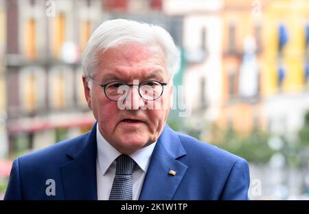 Mexiko Stadt, Mexiko. 20. September 2022. Bundespräsident Frank-Walter Steinmeier spricht nach seinen Gesprächen mit dem mexikanischen Präsidenten zu Medienvertretern. Präsident Steinmeier und seine Frau sind zu einem zweitägigen Besuch in Mexiko. Quelle: Bernd von Jutrczenka/dpa/Alamy Live News Stockfoto