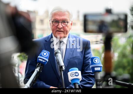 Mexiko Stadt, Mexiko. 20. September 2022. Bundespräsident Frank-Walter Steinmeier spricht nach seinen Gesprächen mit dem mexikanischen Präsidenten zu Medienvertretern. Präsident Steinmeier und seine Frau sind zu einem zweitägigen Besuch in Mexiko. Quelle: Bernd von Jutrczenka/dpa/Alamy Live News Stockfoto