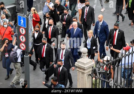 Mexiko Stadt, Mexiko. 20. September 2022. Bundespräsident Frank-Walter Steinmeier verlässt nach seinen Gesprächen mit dem mexikanischen Präsidenten eine Stellungnahme vor den Medienvertretern. Präsident Steinmeier und seine Frau sind zu einem zweitägigen Besuch in Mexiko. Quelle: Bernd von Jutrczenka/dpa/Alamy Live News Stockfoto