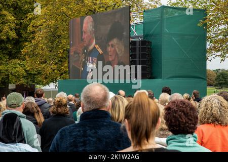 Windsor, Großbritannien. 19.. September 2022. Trauernde beobachten das Begräbnis von Königin Elizabeth II. Auf einer großen Leinwand entlang des langen Spaziergangs im Windsor Great Park vor der Prozession des Sarges von Königin Elizabeth II. Zur St. George's Chapel für den Einbindungsservice. Königin Elizabeth II., die dienstälteste Monarchin Großbritanniens, starb am 8.. September 2022 in Balmoral im Alter von 96 Jahren nach einer Regierungszeit von 70 Jahren. Kredit: Mark Kerrison/Alamy Live Nachrichten Stockfoto