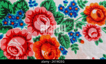 Farbenfrohe ukrainische Kopfschal-Details im Nahaufnahme-Design. Blumen, florale, uralte traditionelle authentische Schal oder Schal, Haarzubehör von Frauen. Ethnische Zugehörigkeit Stockfoto