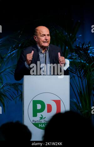 Demokratische Partei Ex-Nationalsekretär Pier Luigi Bersani in Portici während der Wahltour von Enrico Letta zur Abstimmung am 25. September Stockfoto