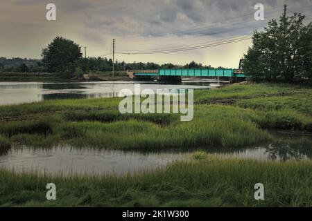 Blaue Brücke über kleine Wasserstraße in Annapolis Royal Nova scotia. Meerwasserweg, der mit der Bucht verbunden ist Stockfoto