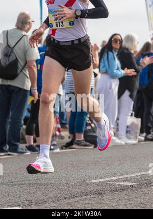 Läufer, die beim Great North Run Halbmarathon antreten, tragen Nike Sport Laufschuhe oder Sportschuhe. Stockfoto